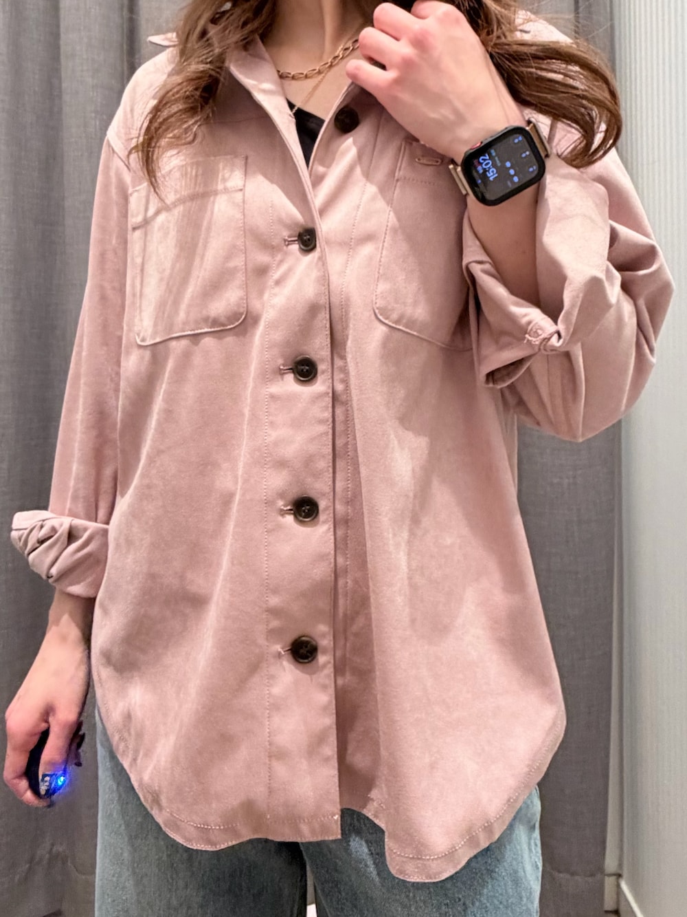 ピンク系のシャツ/ブラウス、ブルー系のデニムパンツを着用したレディースの冬コーディネートの4枚目の写真