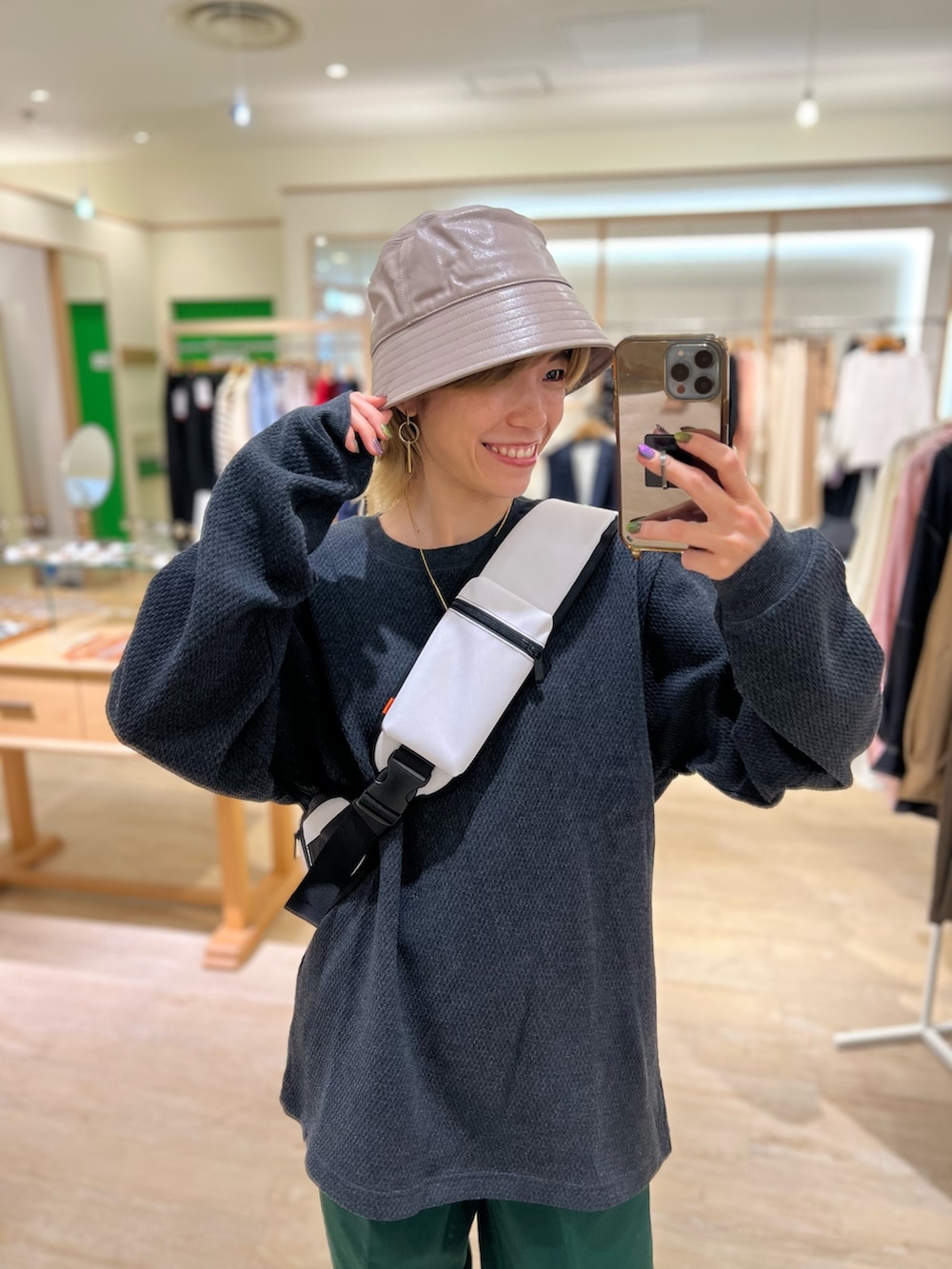 「韓国ファッション、秋服コーデ、シンプルコーデ、カジュアルコーデ、大人コーデ、おでかけコーデ、ディッキーズ(Dickies)、メンズファッション、メンズライクコーデ、メンズ」｜「GLOSTERの【GLOSTER/グロスター】ハニカムヘビーサーマルプルオーバー（Tシャツ/カットソー、ブラック系）」を使った、TOTO_fredyさん（レディース・164cm）の秋コーディネートの3枚目の写真