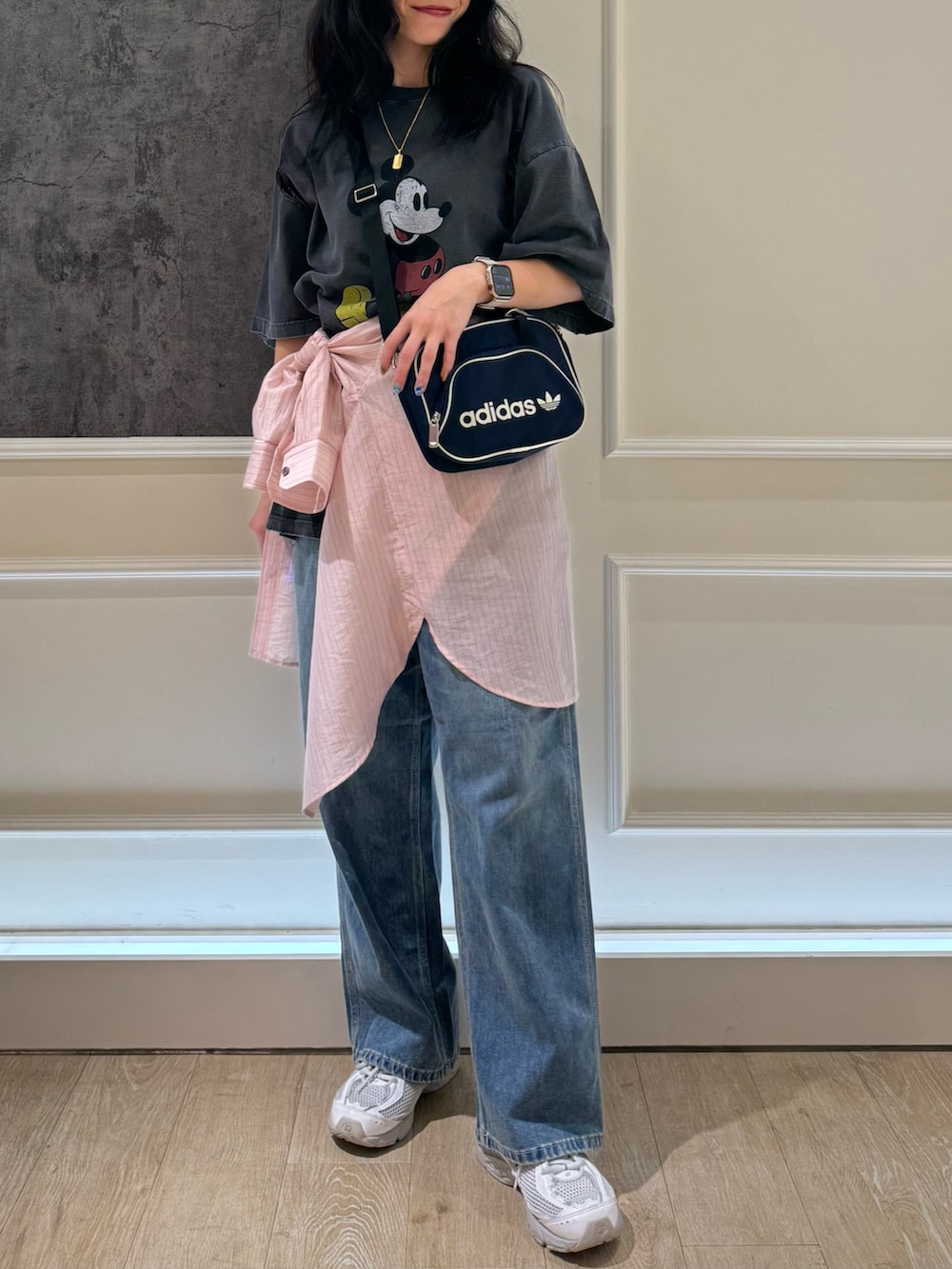 ブルー系のデニムパンツ、ピンク系のシャツ/ブラウスを着用したレディースの夏コーディネートの6枚目の写真