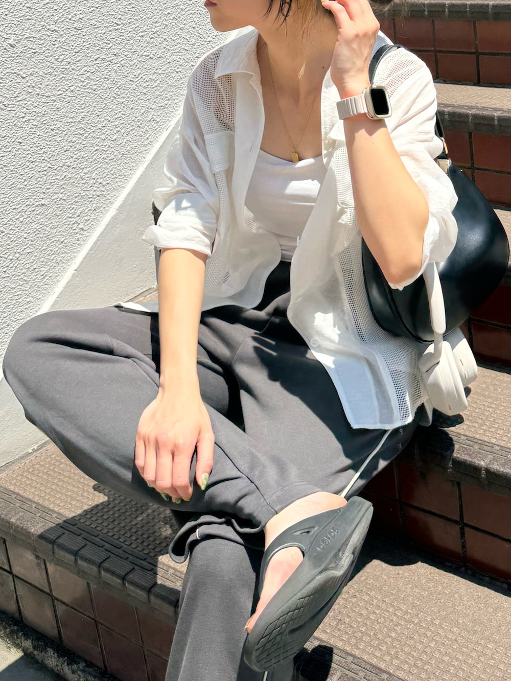 ベージュ系のシャツ/ブラウス、グレー系のスウェットパンツ、グレー系のサンダルを着用したレディースの夏コーディネートの2枚目の写真