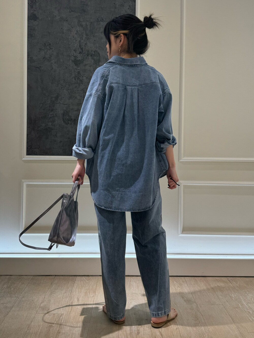 ブルー系のシャツ/ブラウス、シルバー系のショルダーバッグ、ブルー系のデニムパンツを着用したレディースの夏コーディネートの4枚目の写真