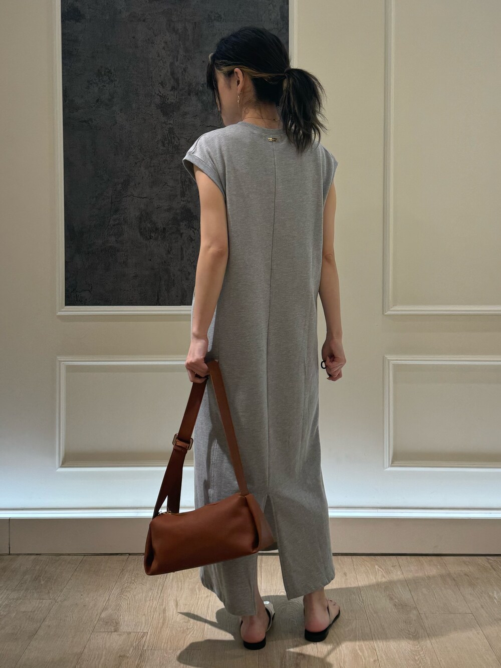 グレー系のワンピース、イエロー系のショルダーバッグ、シルバー系のサンダルを着用したレディースの夏コーディネートの5枚目の写真