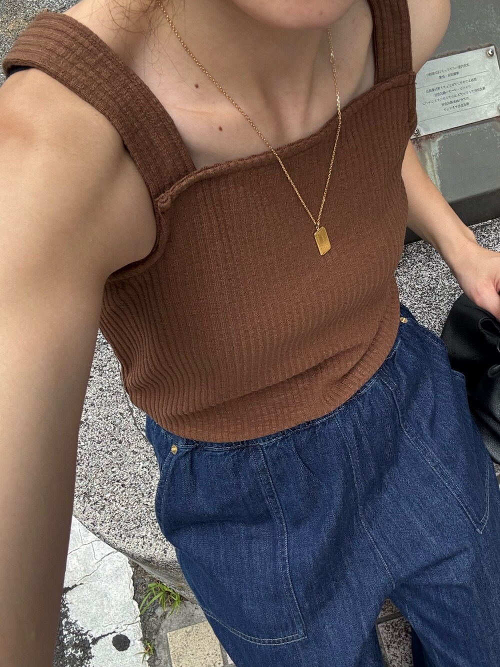 ブラウン系のTシャツ/カットソー、ブルー系のデニムパンツを着用したレディースの夏コーディネートの5枚目の写真