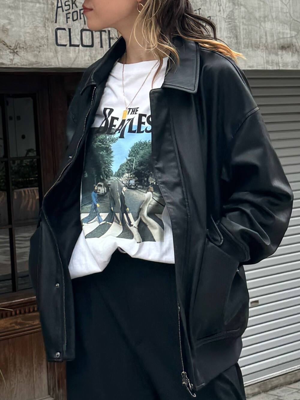 ブラック系のブルゾン、ホワイト系のTシャツ/カットソーを着用したレディースの秋コーディネートの5枚目の写真