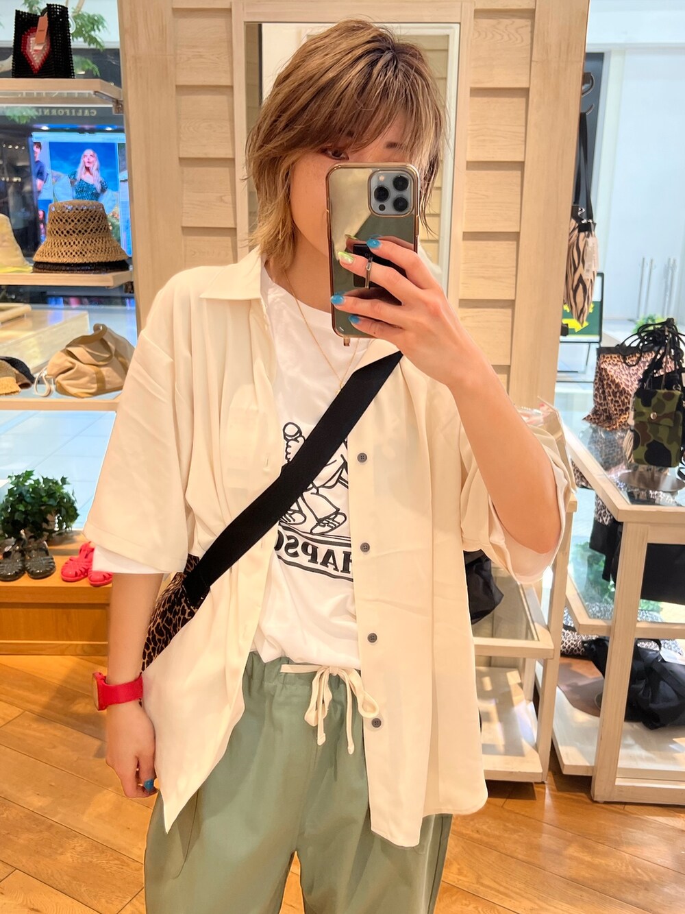 ホワイト系のシャツ/ブラウス、グリーン系のその他パンツ、ベージュ系のショルダーバッグを着用したレディースの夏コーディネートの2枚目の写真