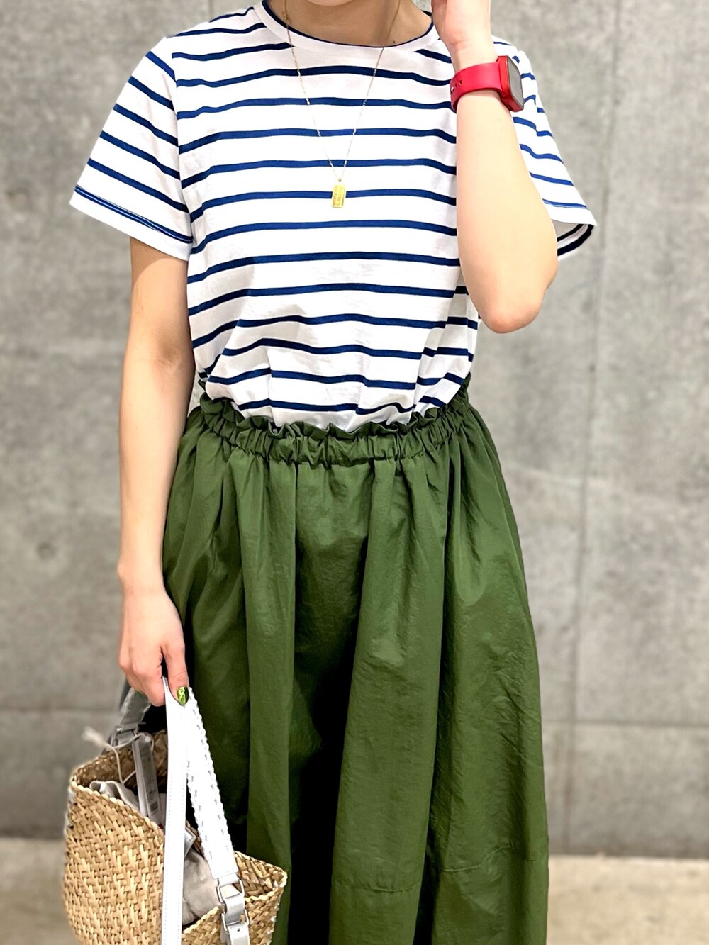 ホワイト系のワンピース、シルバー系のショルダーバッグ、ホワイト系のスニーカーを着用したレディースの春コーディネートの3枚目の写真