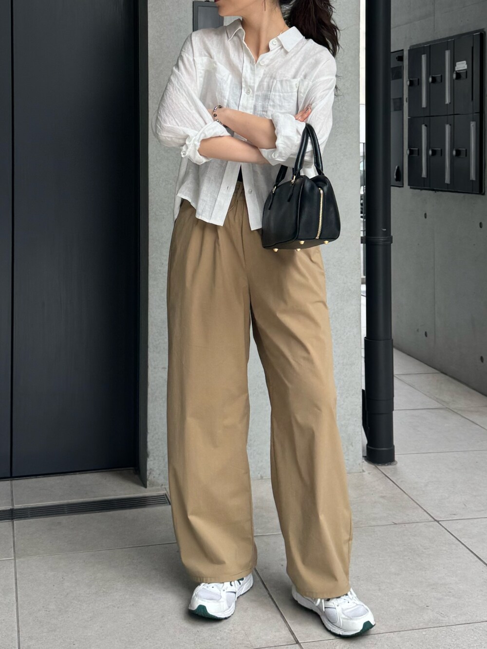 ホワイト系のシャツ/ブラウス、ベージュ系のその他パンツ、イエロー系のショルダーバッグを着用したレディースの春コーディネートの5枚目の写真