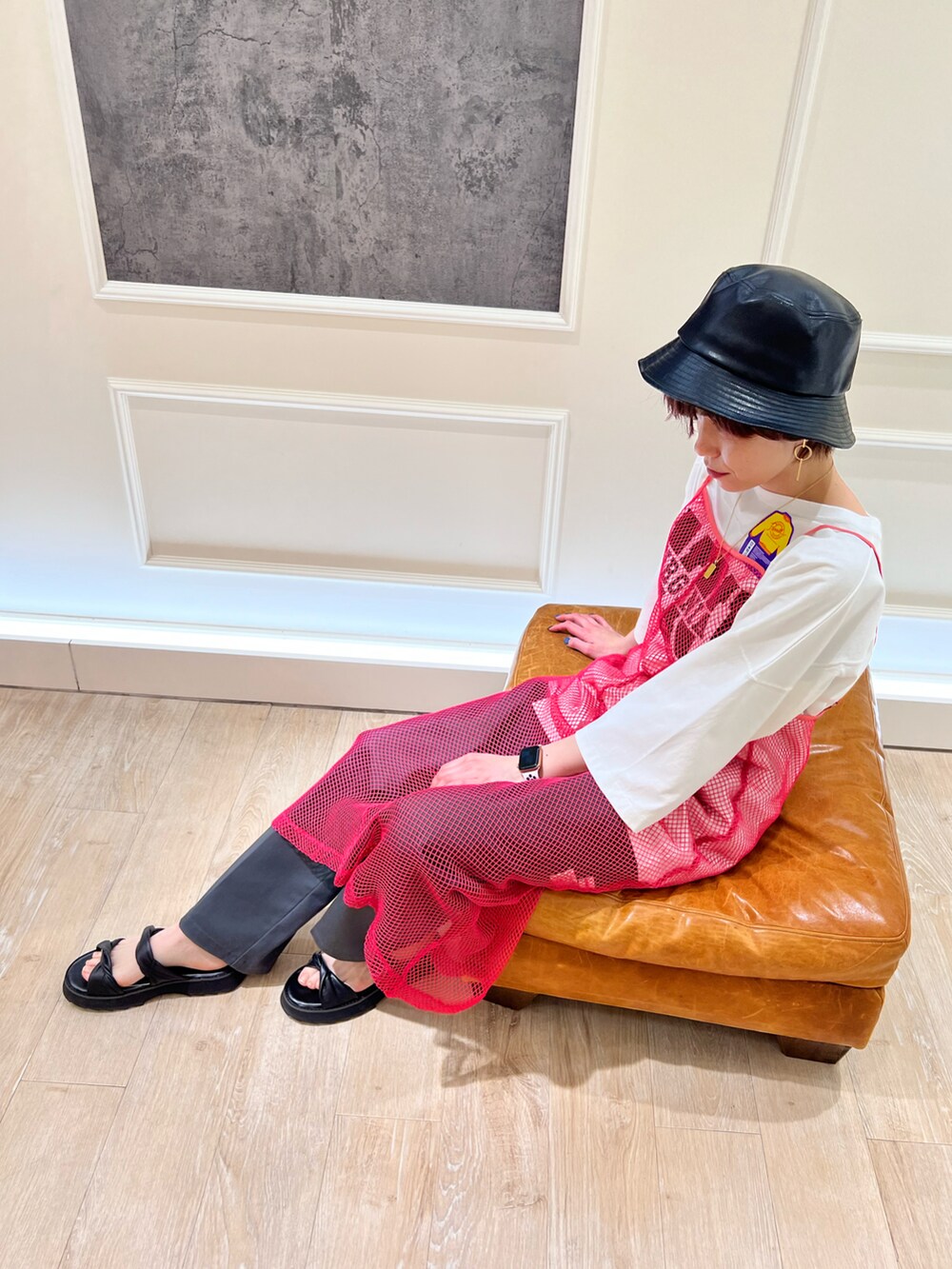 ピンク系のワンピース、ホワイト系のTシャツ/カットソー、グレー系のチノパンツを着用したレディースの春コーディネートの3枚目の写真