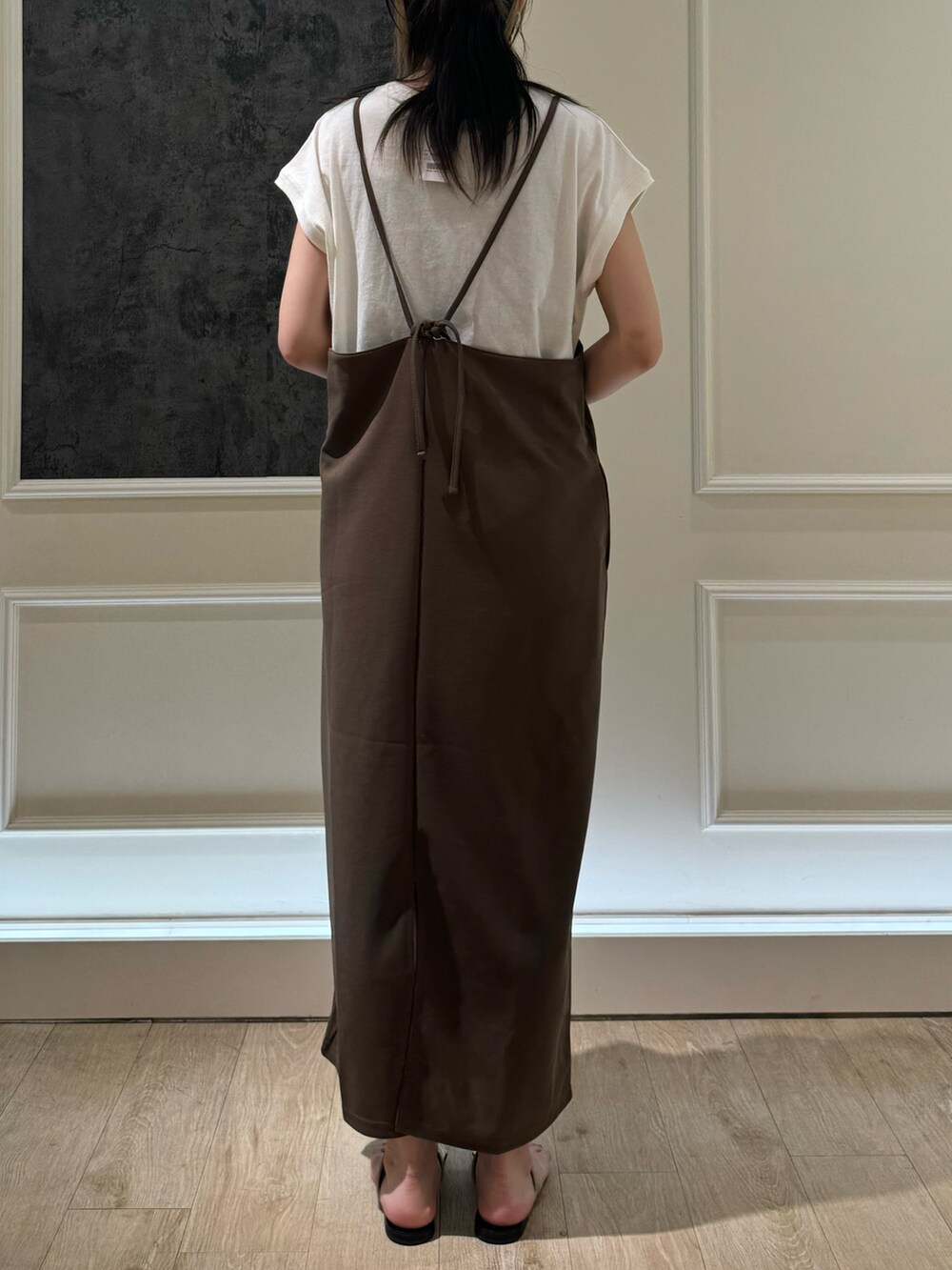 ブラウン系のワンピース、ブラック系のトートバッグ、シルバー系のサンダルを着用したレディースの夏コーディネートの3枚目の写真