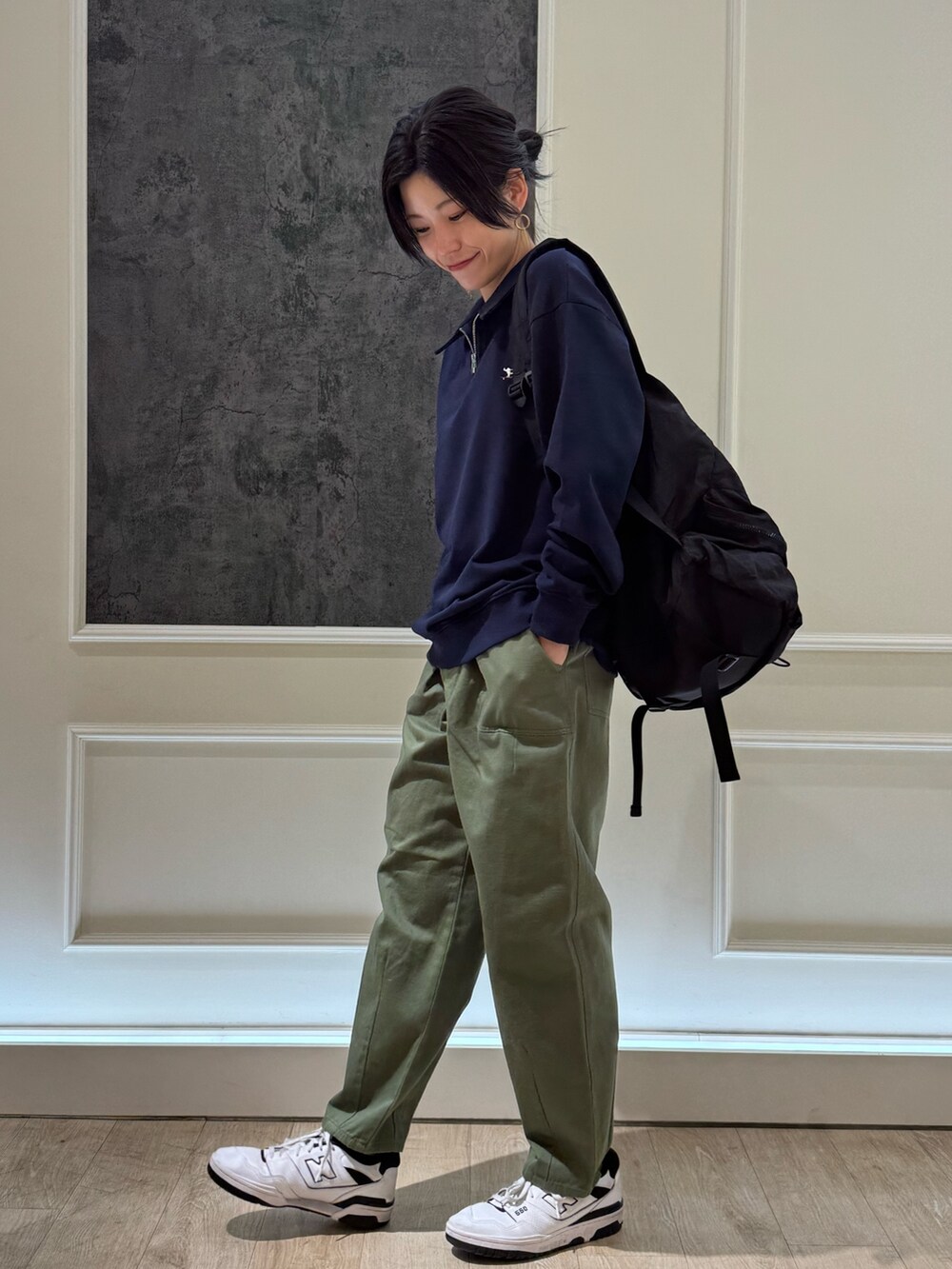 グリーン系のその他パンツ、ブルー系のポロシャツ、ブラック系のバックパック/リュックを着用したレディースの冬コーディネートの2枚目の写真