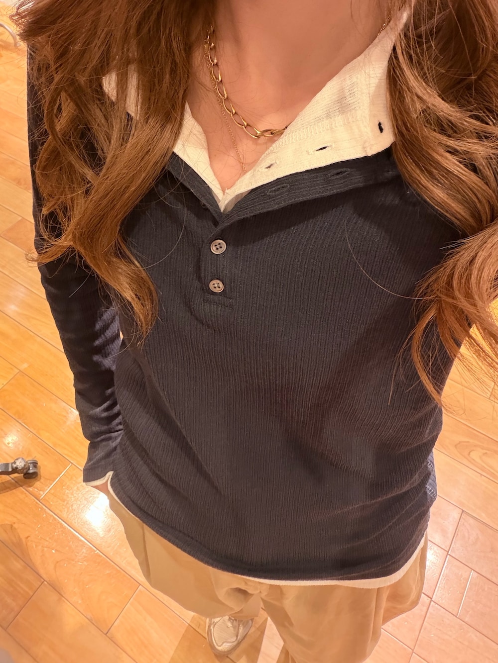 ブルー系のTシャツ/カットソー、ホワイト系のTシャツ/カットソー、ベージュ系のチノパンツを着用したレディースの春コーディネートの2枚目の写真