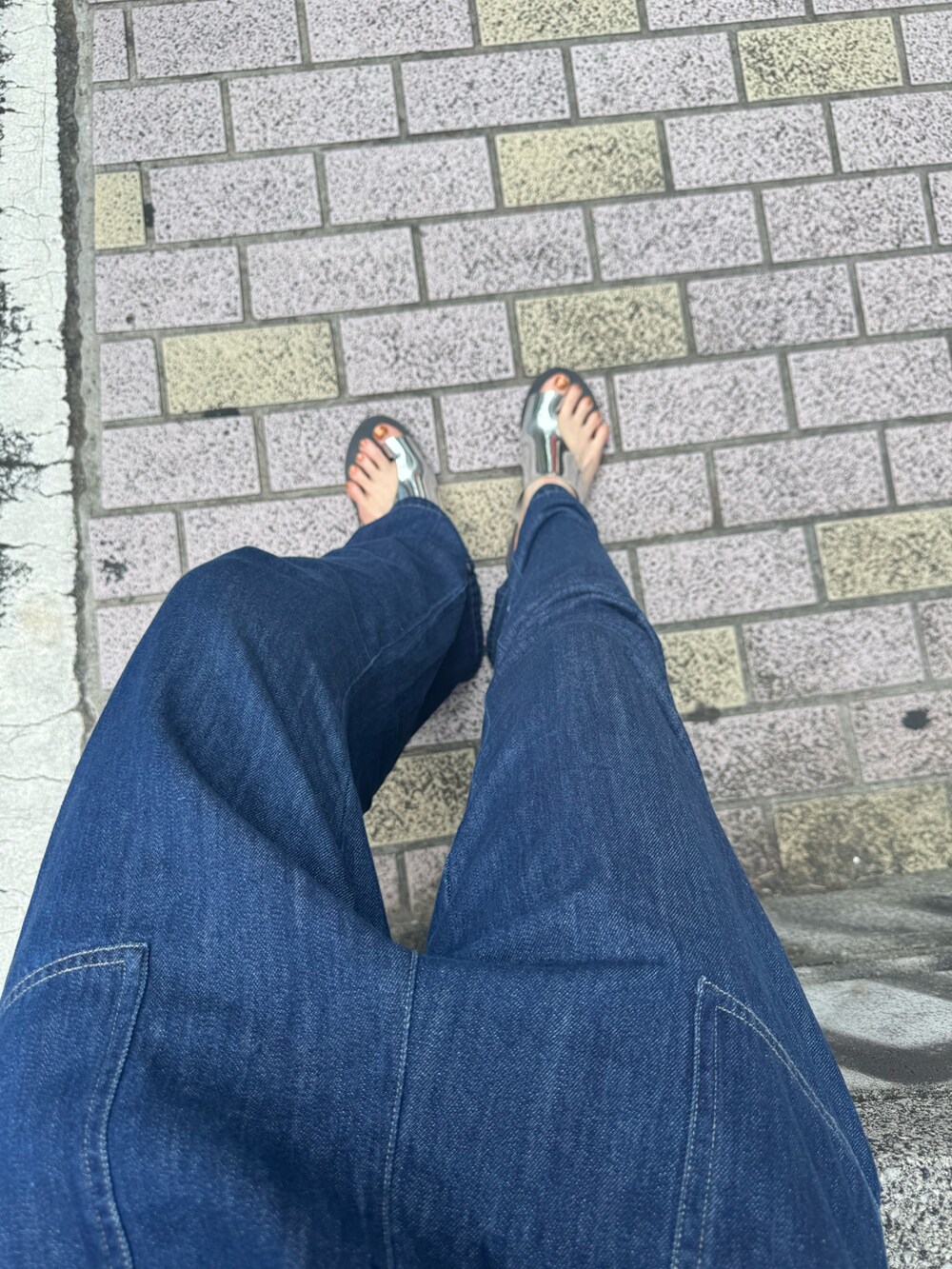 ブラウン系のTシャツ/カットソー、ブルー系のデニムパンツを着用したレディースの夏コーディネートの3枚目の写真