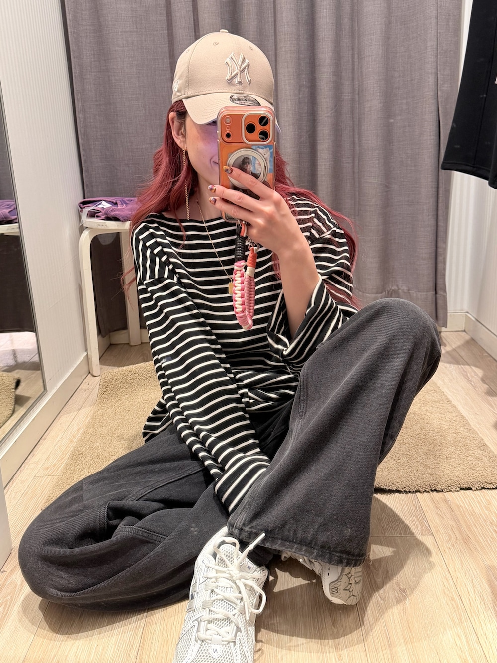 ブラック系のTシャツ/カットソーを着用したレディースの秋コーディネートの3枚目の写真