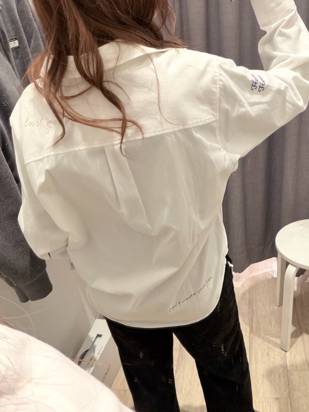 ホワイト系のシャツ/ブラウス、ブラック系のその他パンツを着用したレディースの冬コーディネートの3枚目の写真