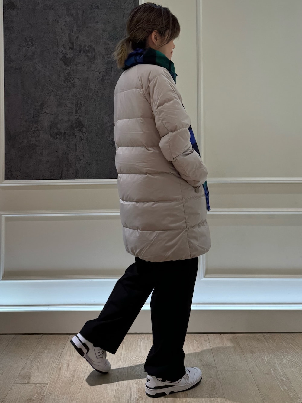 ベージュ系のダウンジャケット/コートを着用したレディースの秋コーディネートの2枚目の写真