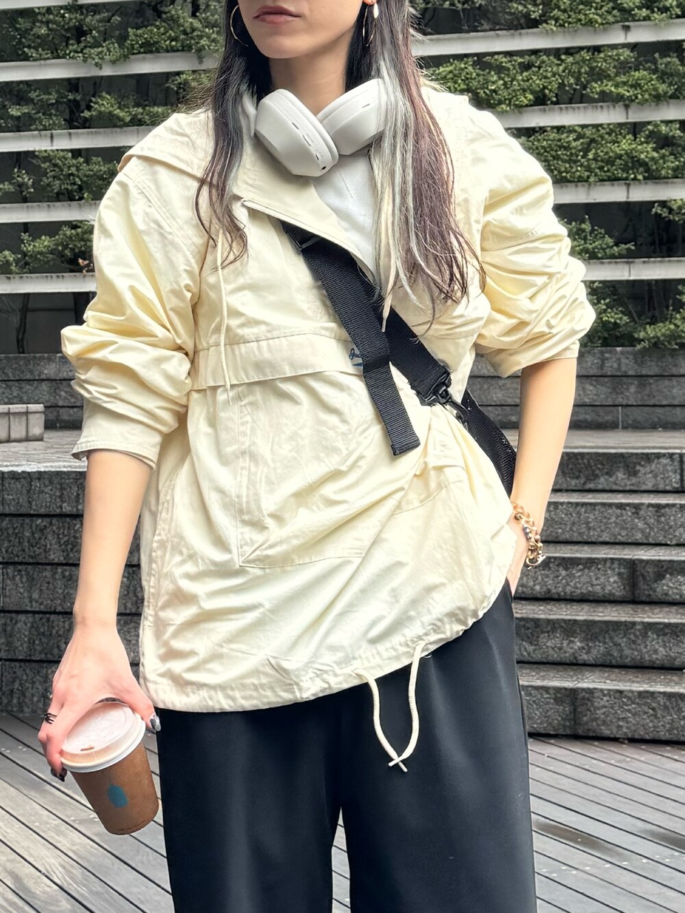 ホワイト系のナイロンジャケットを着用したレディースの春コーディネートの5枚目の写真