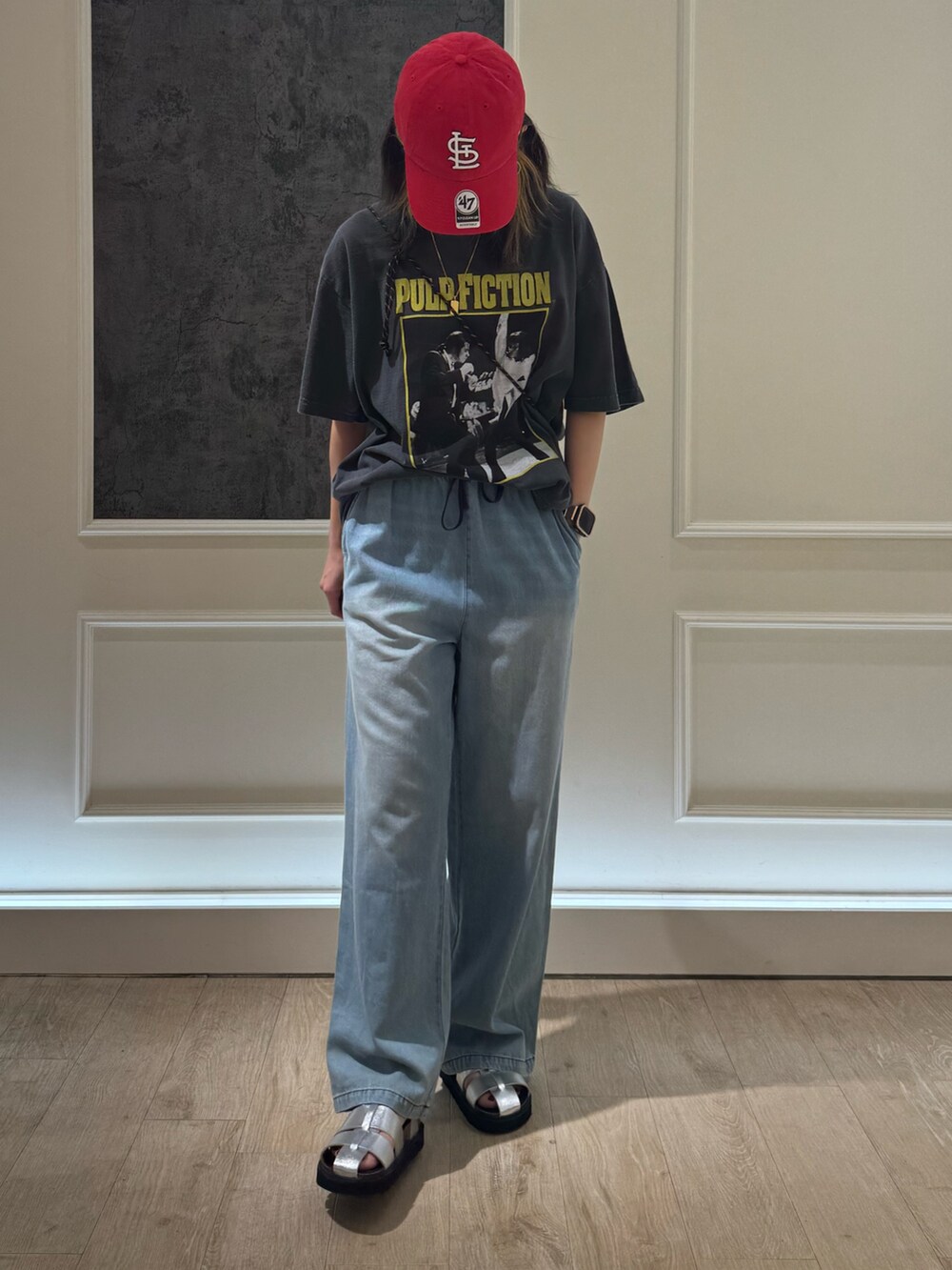 ブラック系のTシャツ/カットソー、ブルー系のデニムパンツを着用したレディースの夏コーディネートの4枚目の写真