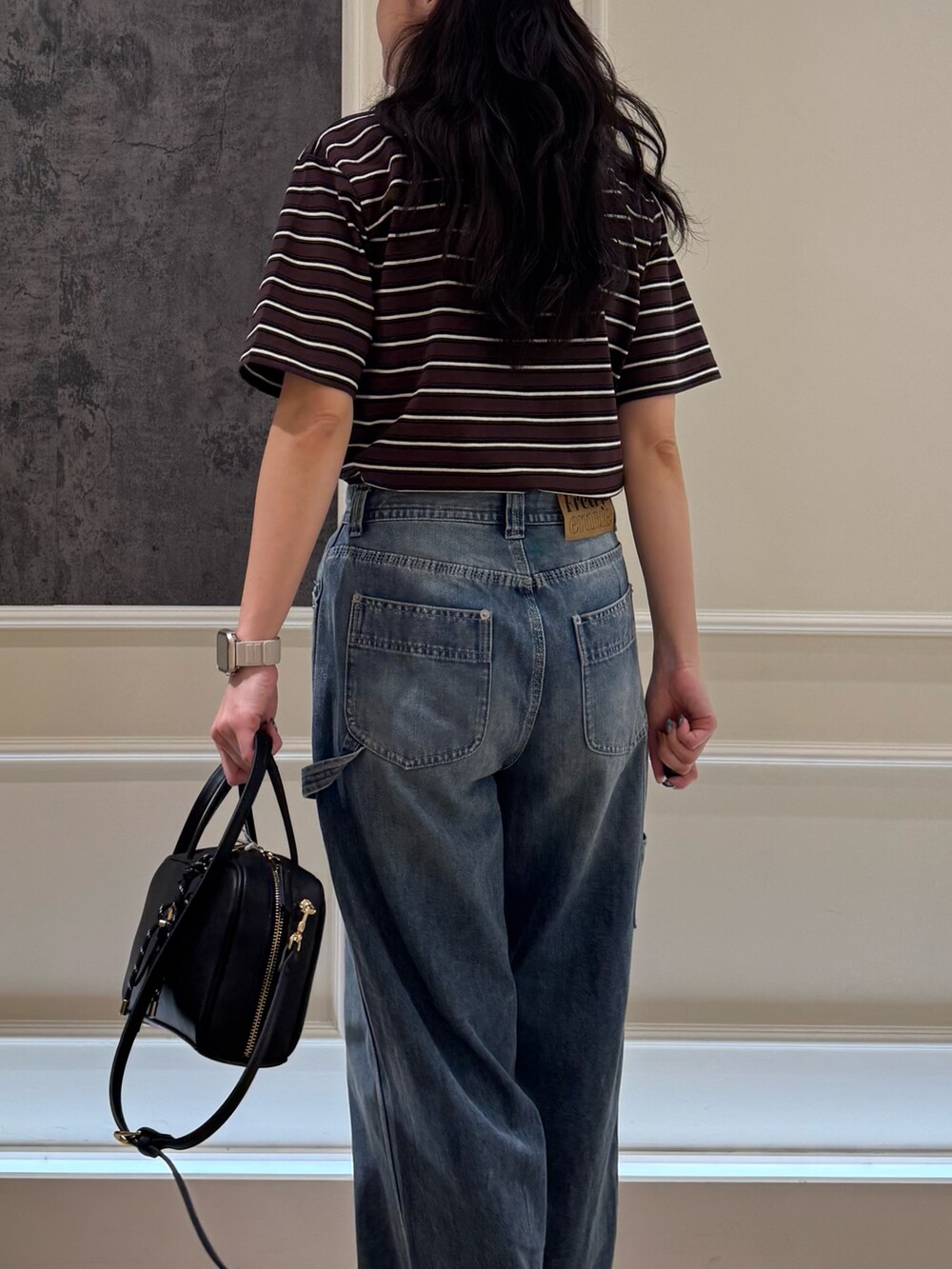 ベージュ系のTシャツ/カットソー、ブルー系のデニムパンツを着用したレディースの夏コーディネートの2枚目の写真