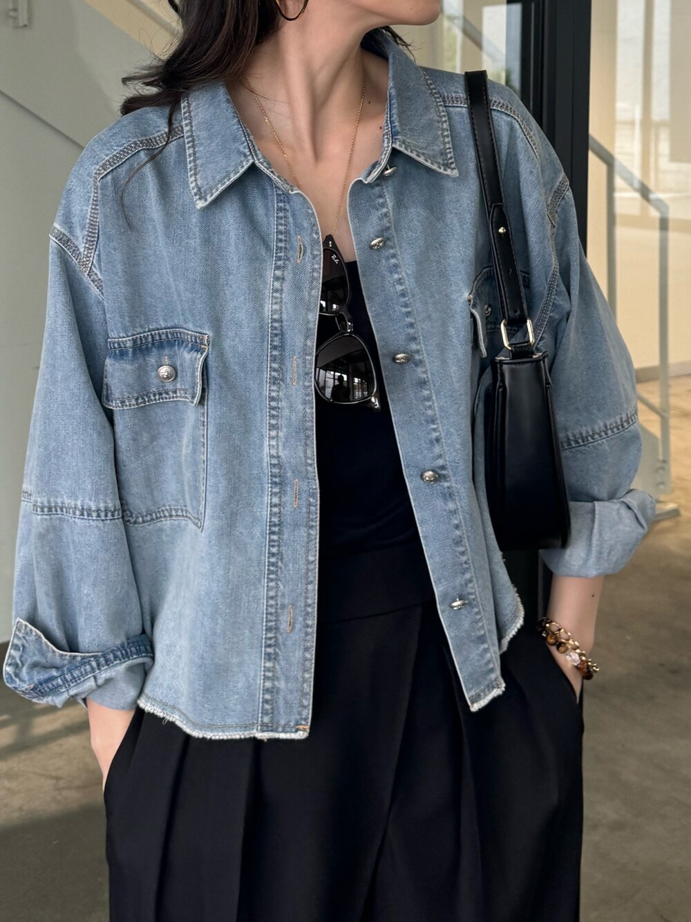 ブルー系のシャツ/ブラウス、ブラック系のサンダル、ブラック系のその他パンツを着用したレディースの春コーディネートの4枚目の写真