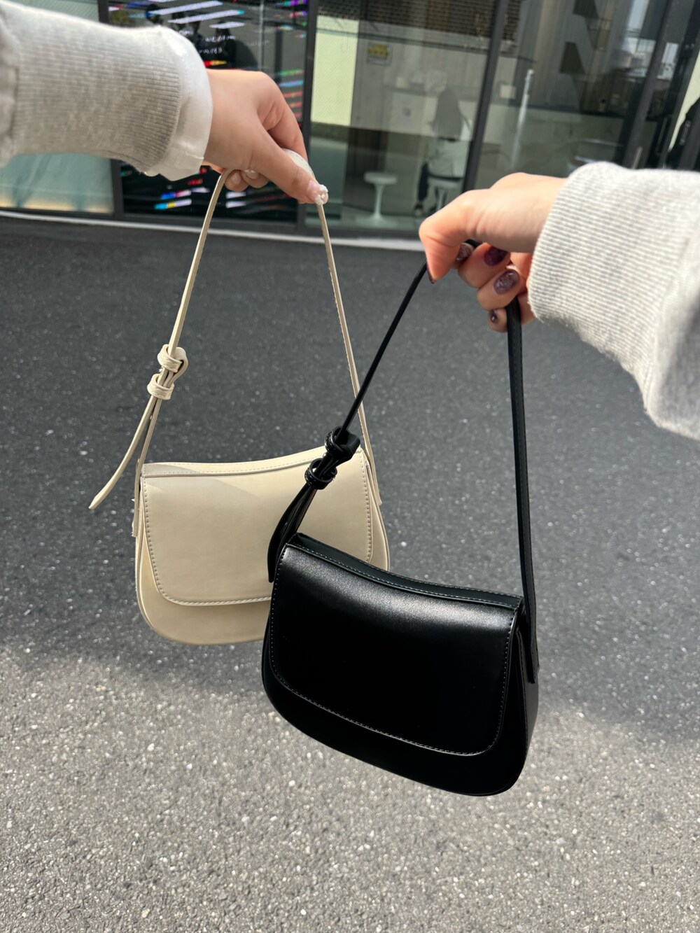 グレー系のスウェット、グレー系のスラックス、ブラック系のショルダーバッグを着用したレディースの春コーディネートの6枚目の写真