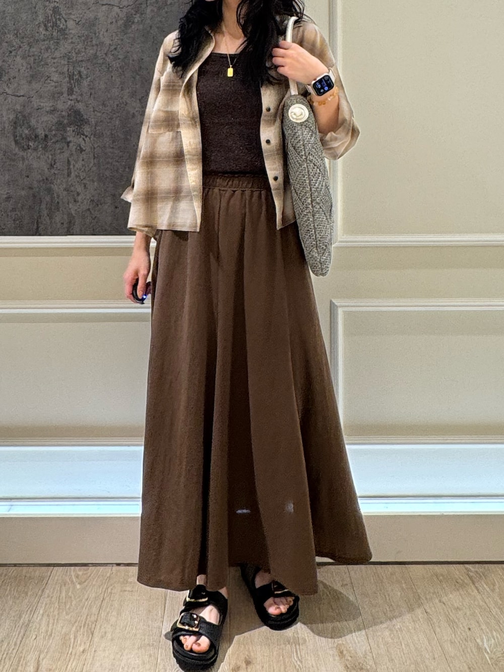 ベージュ系のシャツ/ブラウス、ブラウン系のスカート、ブラウン系のタンクトップを着用したレディースの夏コーディネートの4枚目の写真