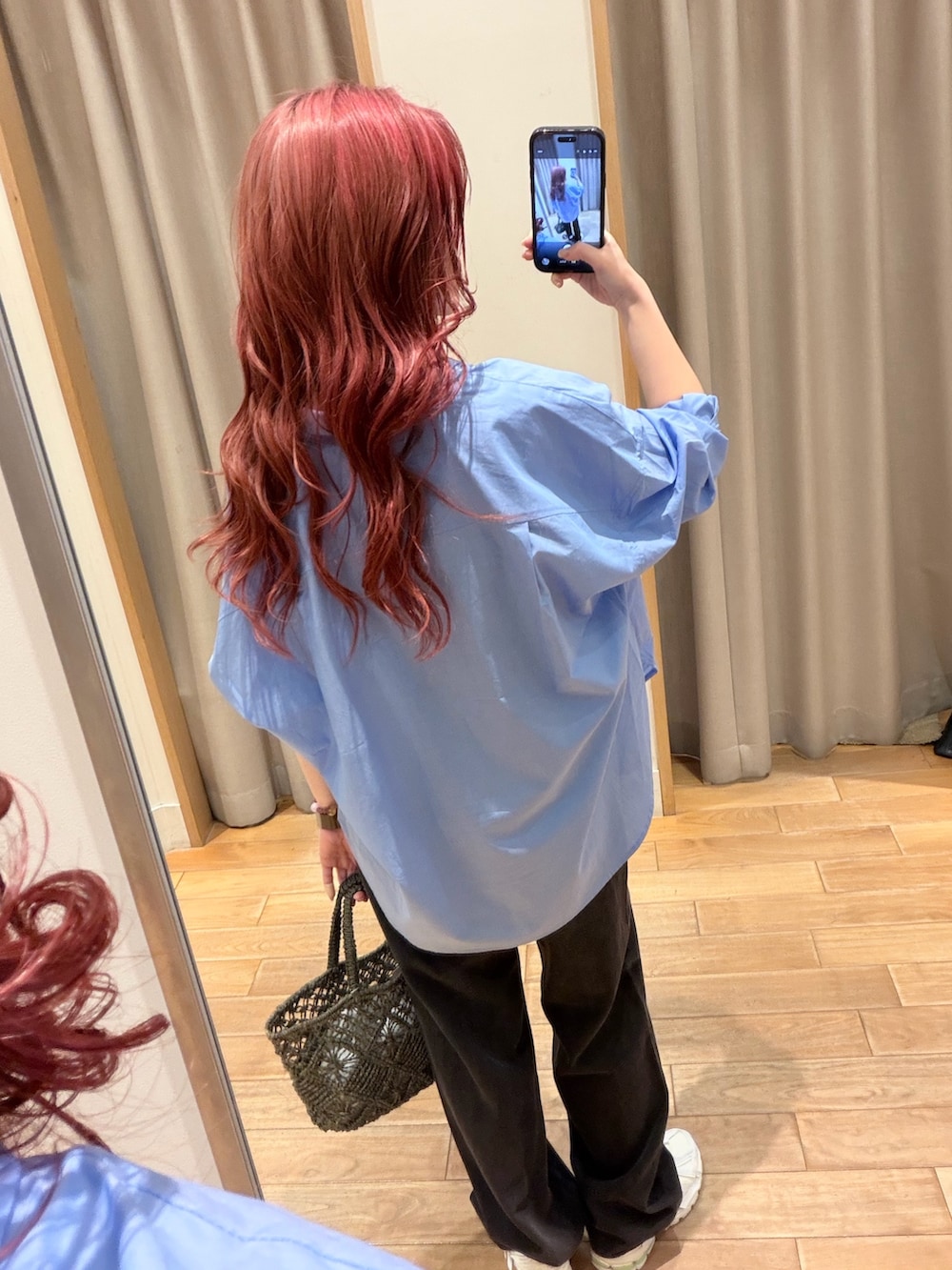 ブルー系のシャツ/ブラウス、ブルー系のデニムパンツ、ブラウン系のトートバッグを着用したレディースの春コーディネートの4枚目の写真