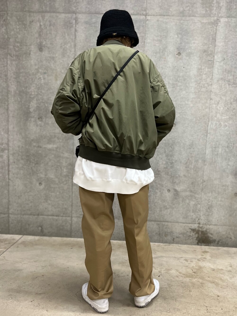 ベージュ系のブルゾン、ホワイト系のスウェット、ベージュ系のその他パンツを着用したレディースの春コーディネートの2枚目の写真