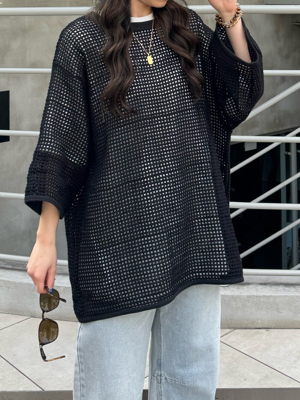 ブラック系のTシャツ/カットソー、シルバー系のサンダルを着用したレディースの春コーディネートの5枚目の写真
