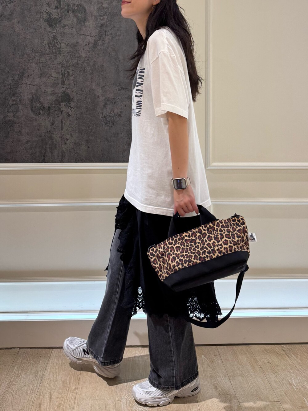 ホワイト系のTシャツ/カットソー、ブラック系のデニムパンツ、ブラウン系のトートバッグを着用したレディースの夏コーディネートの3枚目の写真