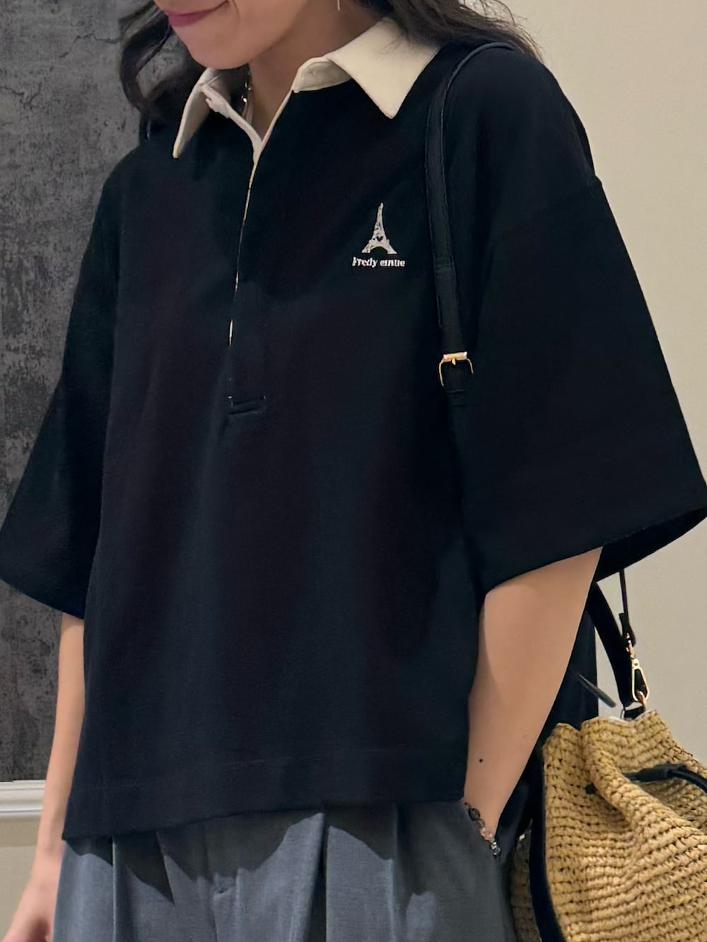 グレー系のTシャツ/カットソー、グレー系のスラックス、ベージュ系のかごバッグを着用したレディースの夏コーディネートの2枚目の写真