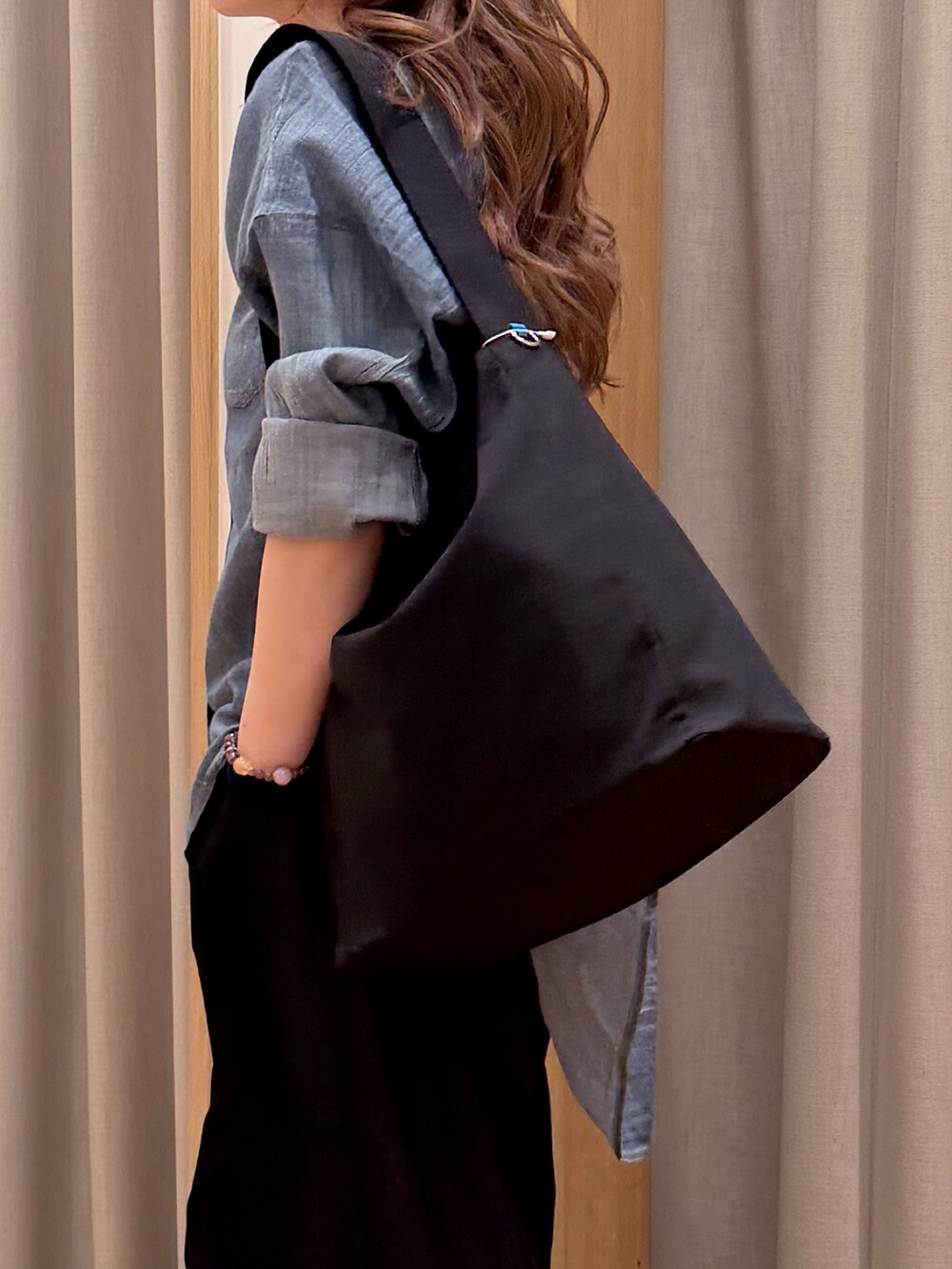 ブルー系のシャツ/ブラウス、ブルー系のその他パンツ、ブラック系のショルダーバッグを着用したレディースの春コーディネートの2枚目の写真