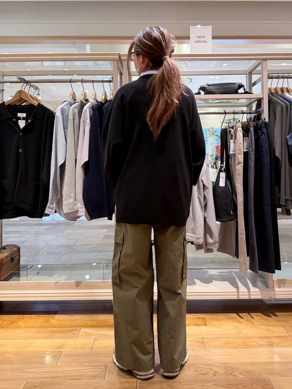 ブラック系のカーディガン/ボレロ、ブルー系のシャツ/ブラウス、グリーン系のカーゴパンツを着用したレディースの春コーディネートの4枚目の写真