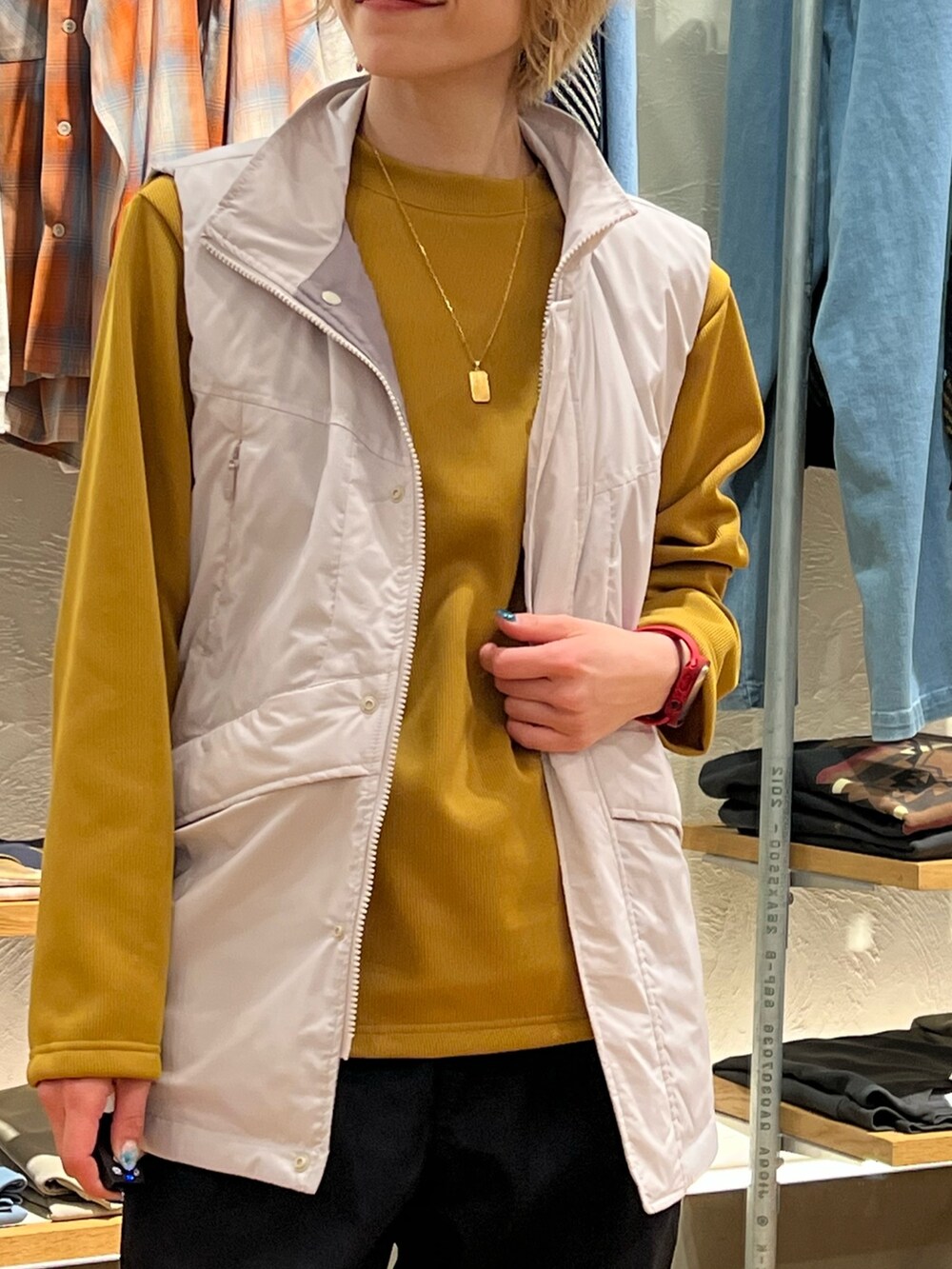 ホワイト系のベスト、ブラック系のその他パンツ、イエロー系のTシャツ/カットソーを着用したレディースの春コーディネートの2枚目の写真