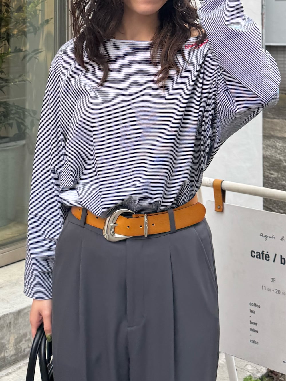 ホワイト系のTシャツ/カットソー、ブラック系のスラックスを着用したレディースの春コーディネートの7枚目の写真