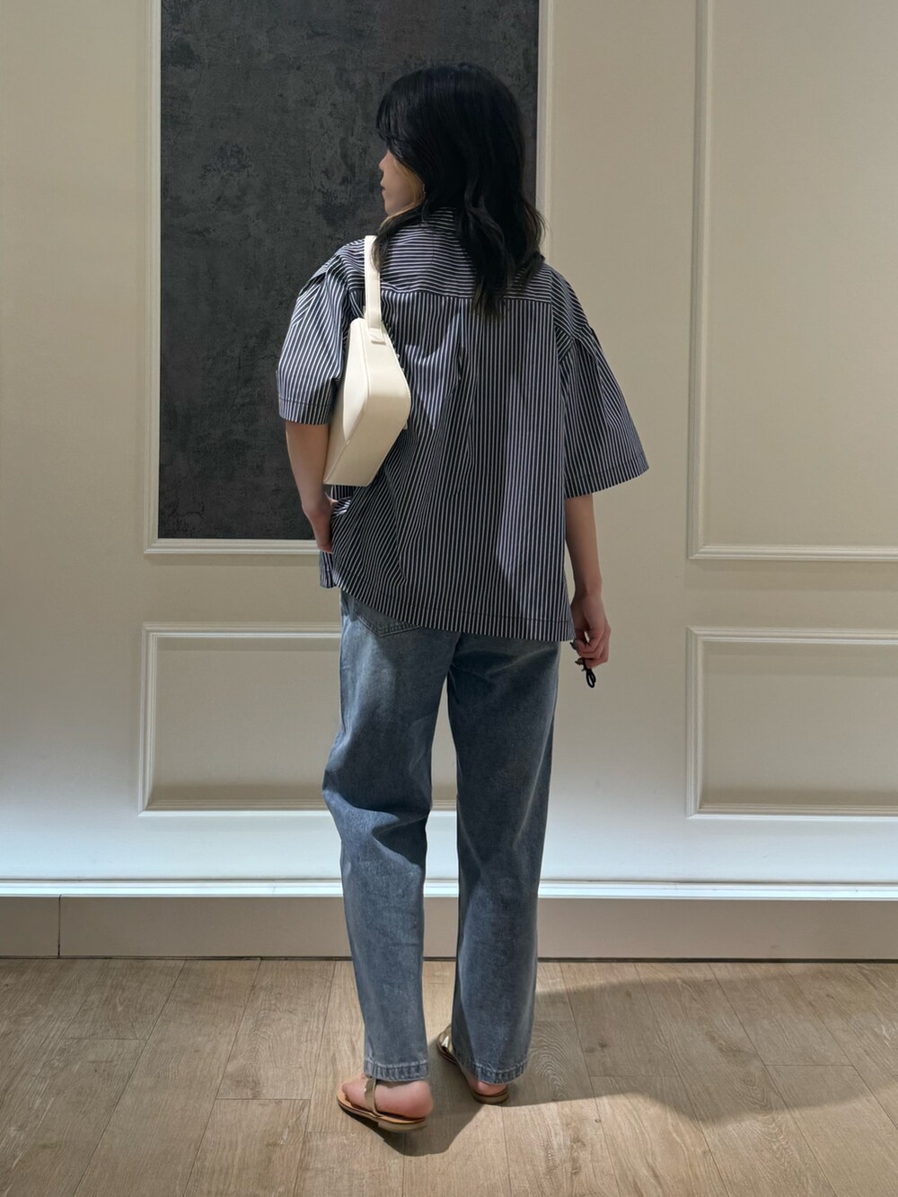 ブルー系のシャツ/ブラウス、ブルー系のデニムパンツ、シルバー系のサンダルを着用したレディースの夏コーディネートの4枚目の写真