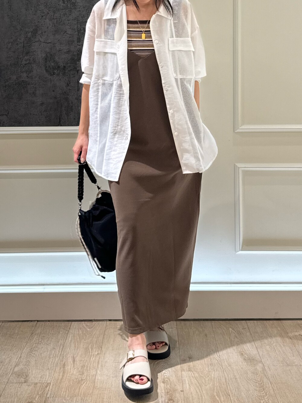 ブラウン系のワンピース、ベージュ系のシャツ/ブラウス、ホワイト系のサンダルを着用したレディースの夏コーディネートの5枚目の写真