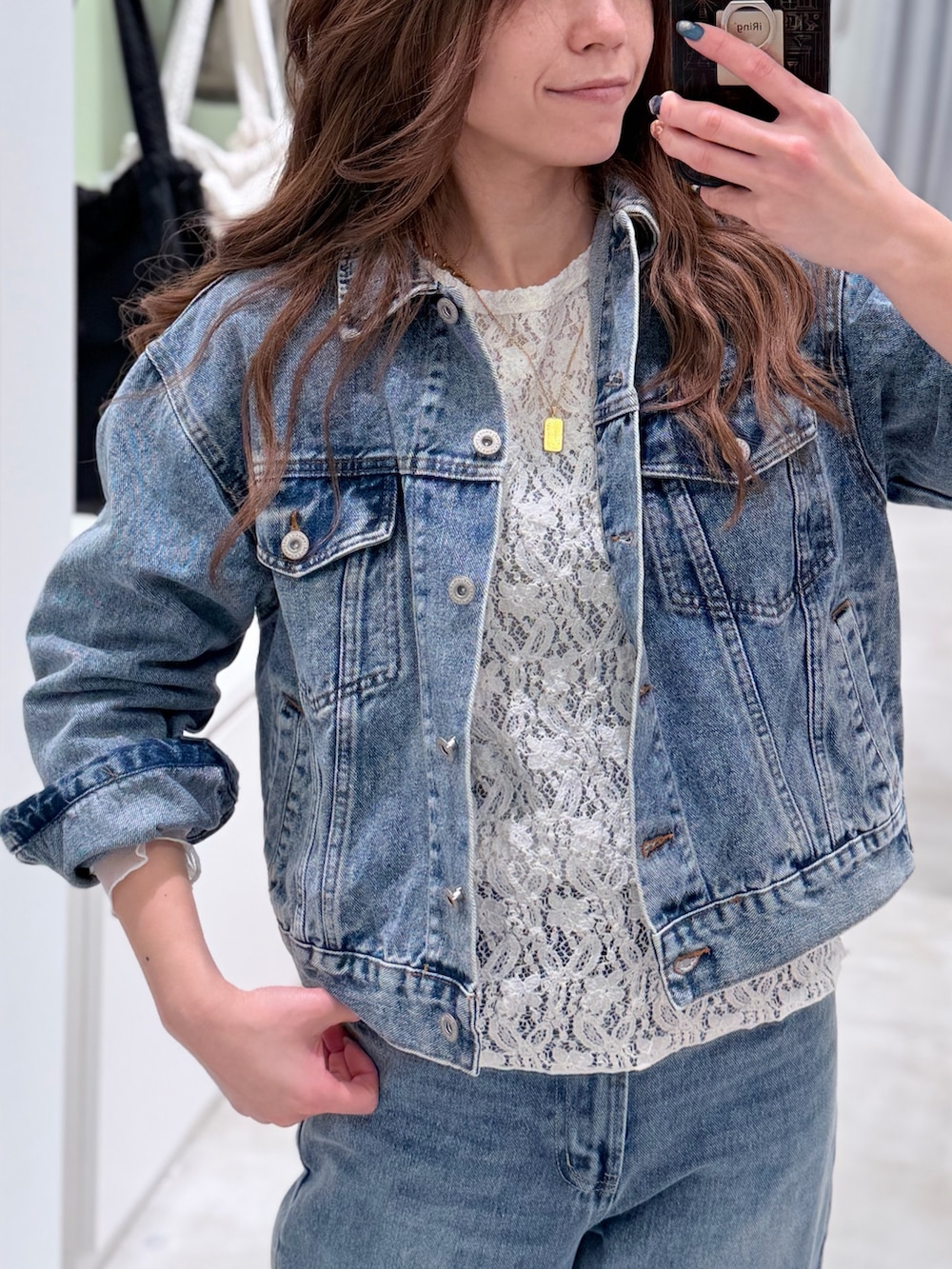 ブルー系のデニムジャケット、ブルー系のデニムパンツを着用したレディースの春コーディネートの2枚目の写真