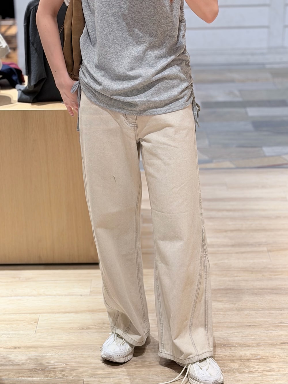 グレー系のTシャツ/カットソー、ベージュ系のデニムパンツを着用したレディースの夏コーディネートの3枚目の写真