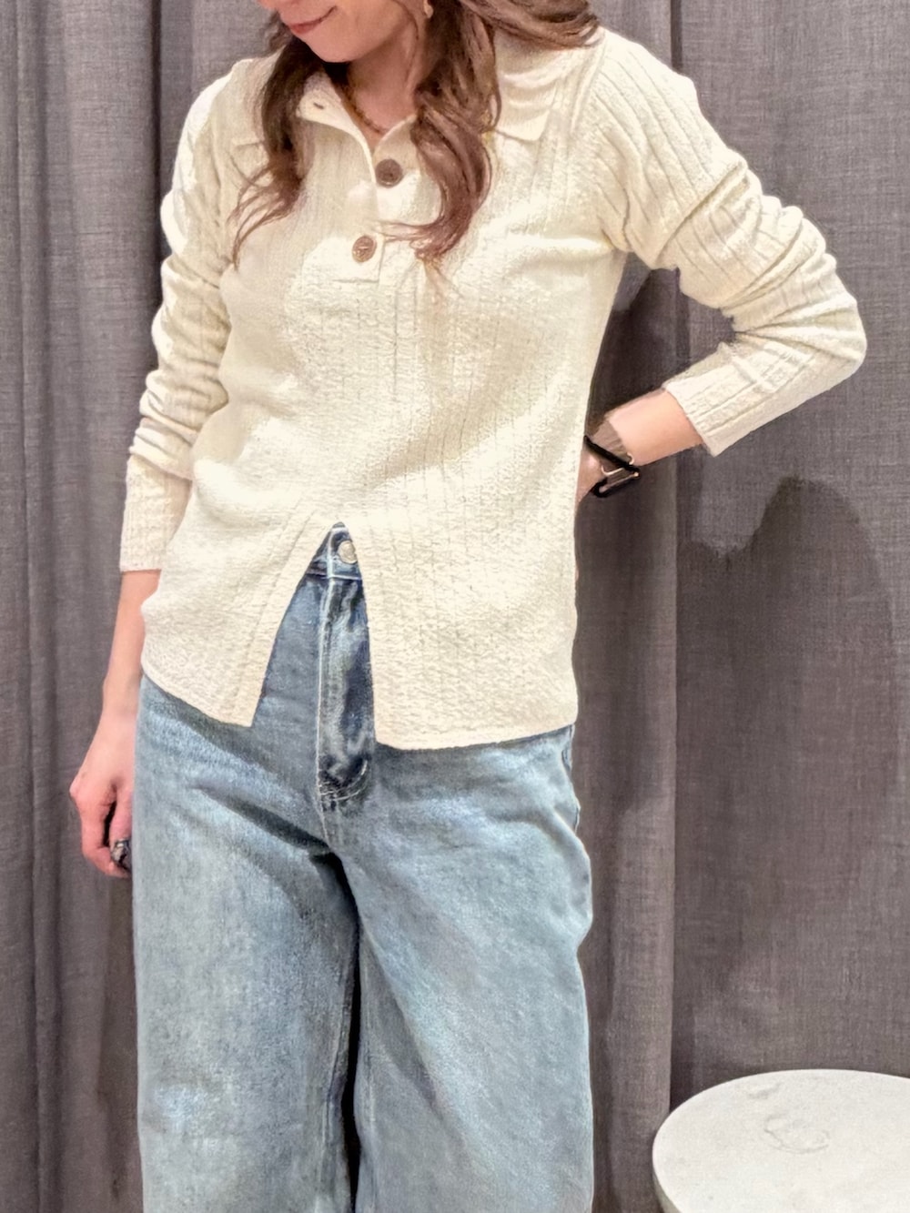 ホワイト系のニット/セーター、ブルー系のデニムパンツを着用したレディースの冬コーディネートの2枚目の写真