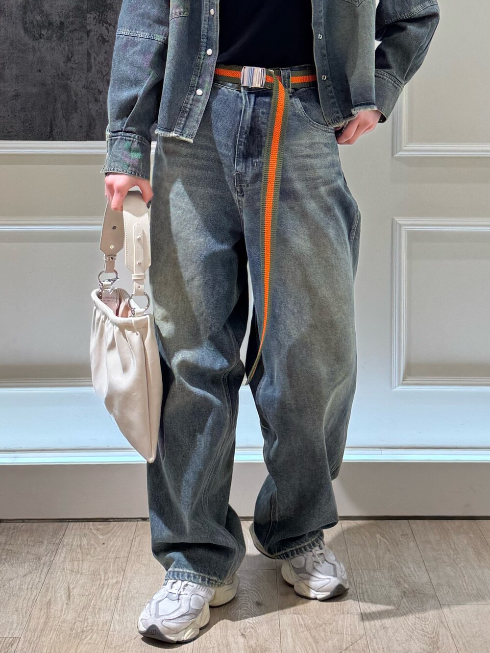 ブルー系のシャツ/ブラウス、ブルー系のデニムパンツ、ホワイト系のショルダーバッグを着用したレディースの冬コーディネートの4枚目の写真