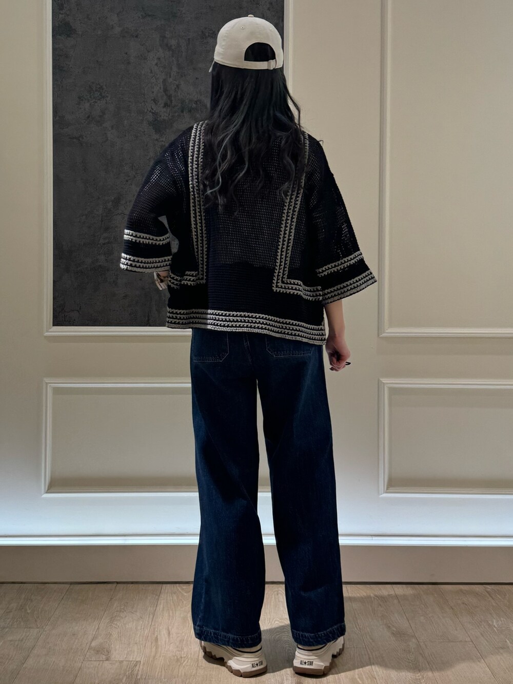 ホワイト系のシャツ/ブラウス、ブルー系のデニムパンツ、ホワイト系のスニーカーを着用したレディースの春コーディネートの4枚目の写真