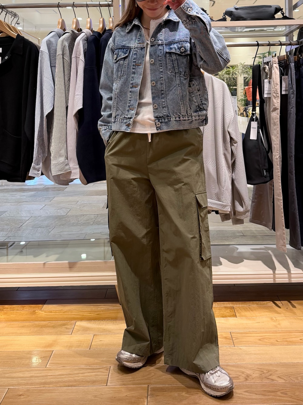 ブルー系のデニムジャケット、ホワイト系のTシャツ/カットソー、グリーン系のカーゴパンツを着用したレディースの春コーディネートの4枚目の写真