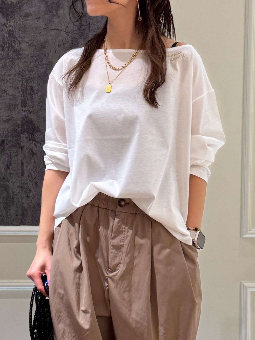 ホワイト系のTシャツ/カットソー、イエロー系のその他パンツ、ブラック系のサンダルを着用したレディースの春コーディネートの4枚目の写真