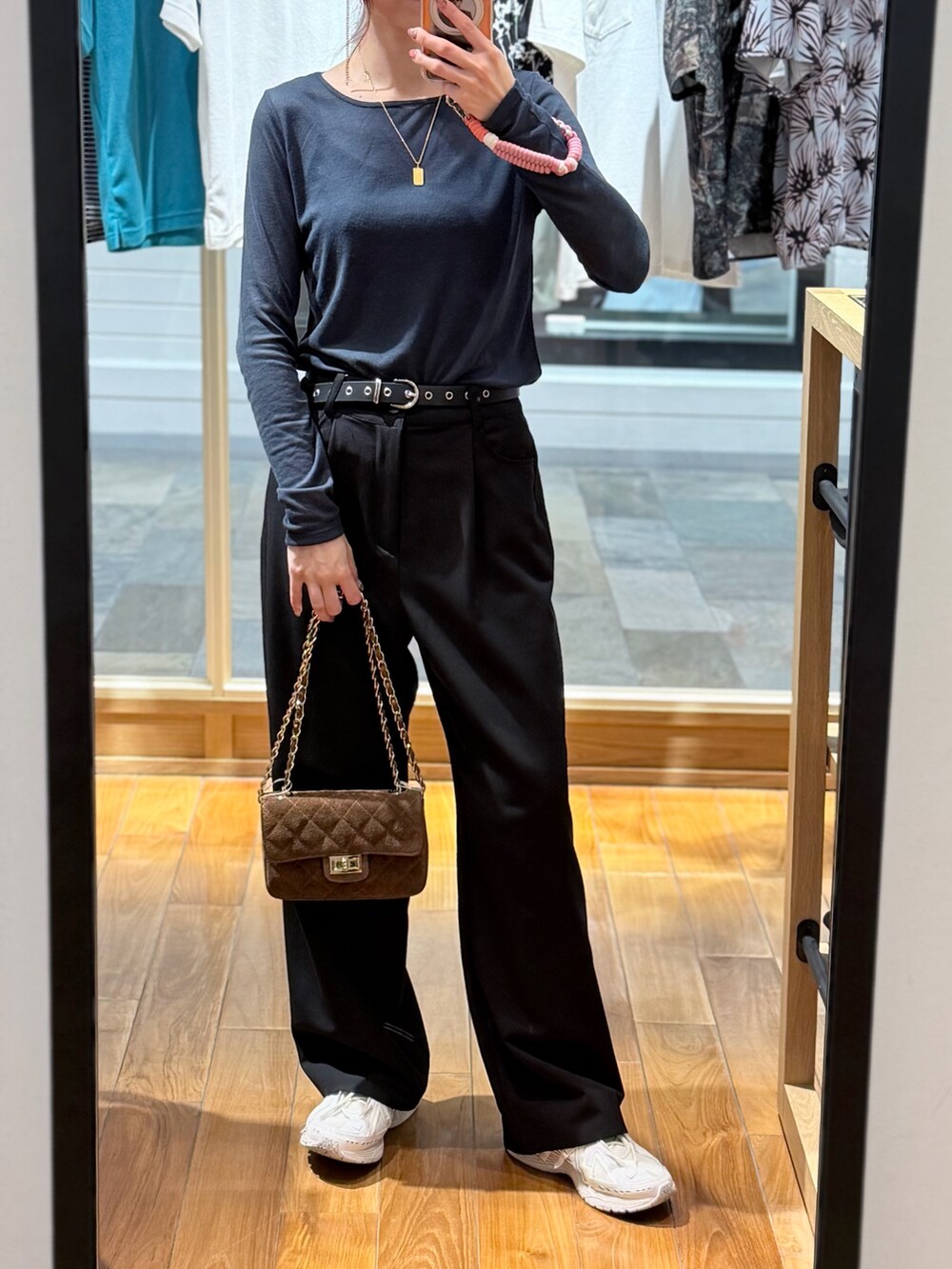 ブルー系のTシャツ/カットソー、ブラック系のその他パンツ、ブラウン系のショルダーバッグを着用したレディースの秋コーディネートの3枚目の写真