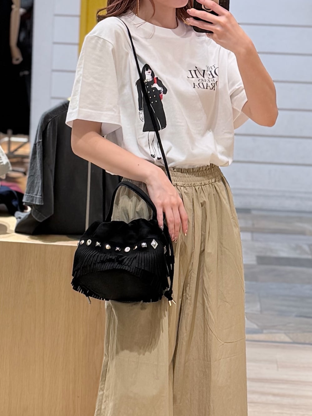 ホワイト系のTシャツ/カットソー、ベージュ系のその他パンツ、ベージュ系のショルダーバッグを着用したレディースの夏コーディネートの4枚目の写真