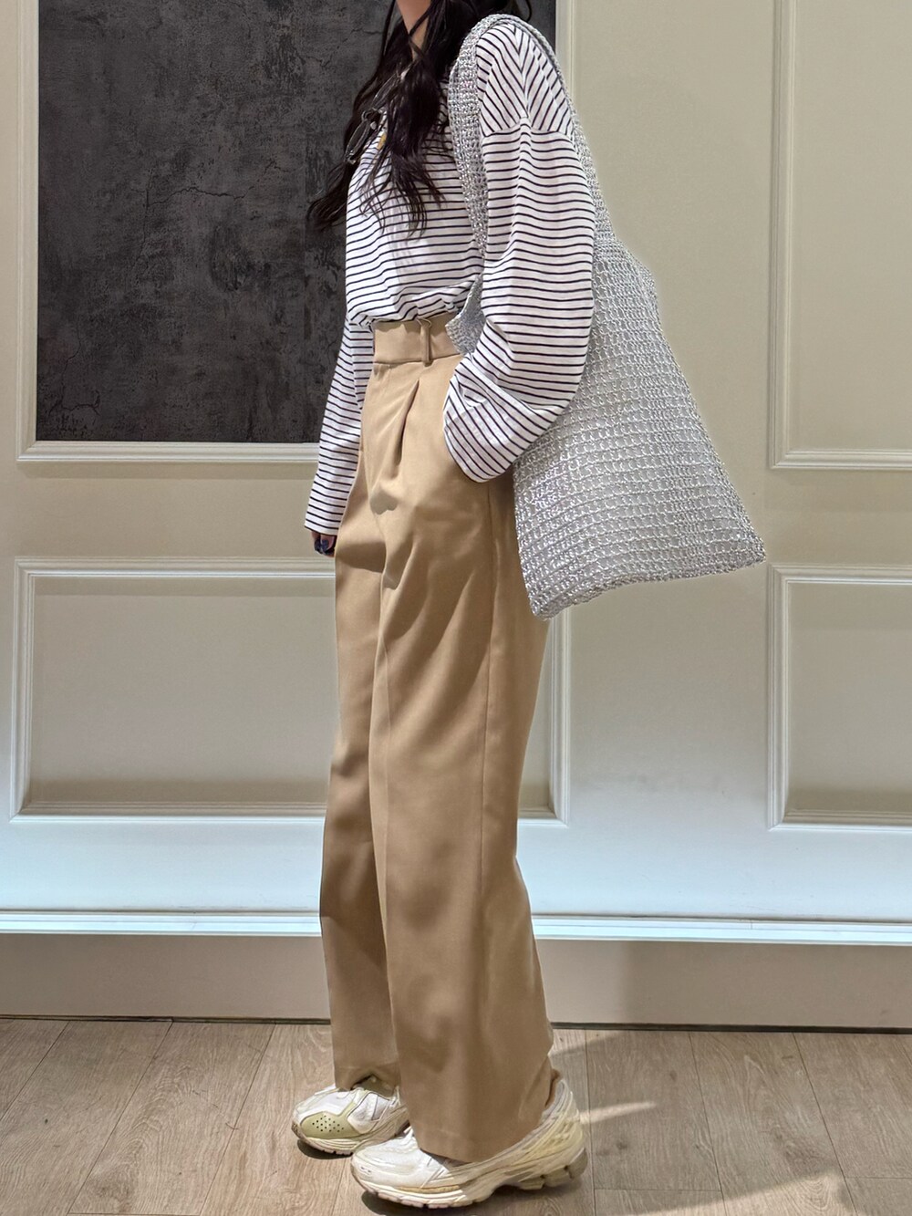 ブルー系のTシャツ/カットソー、ベージュ系のその他パンツ、シルバー系のトートバッグを着用したレディースの春コーディネートの5枚目の写真