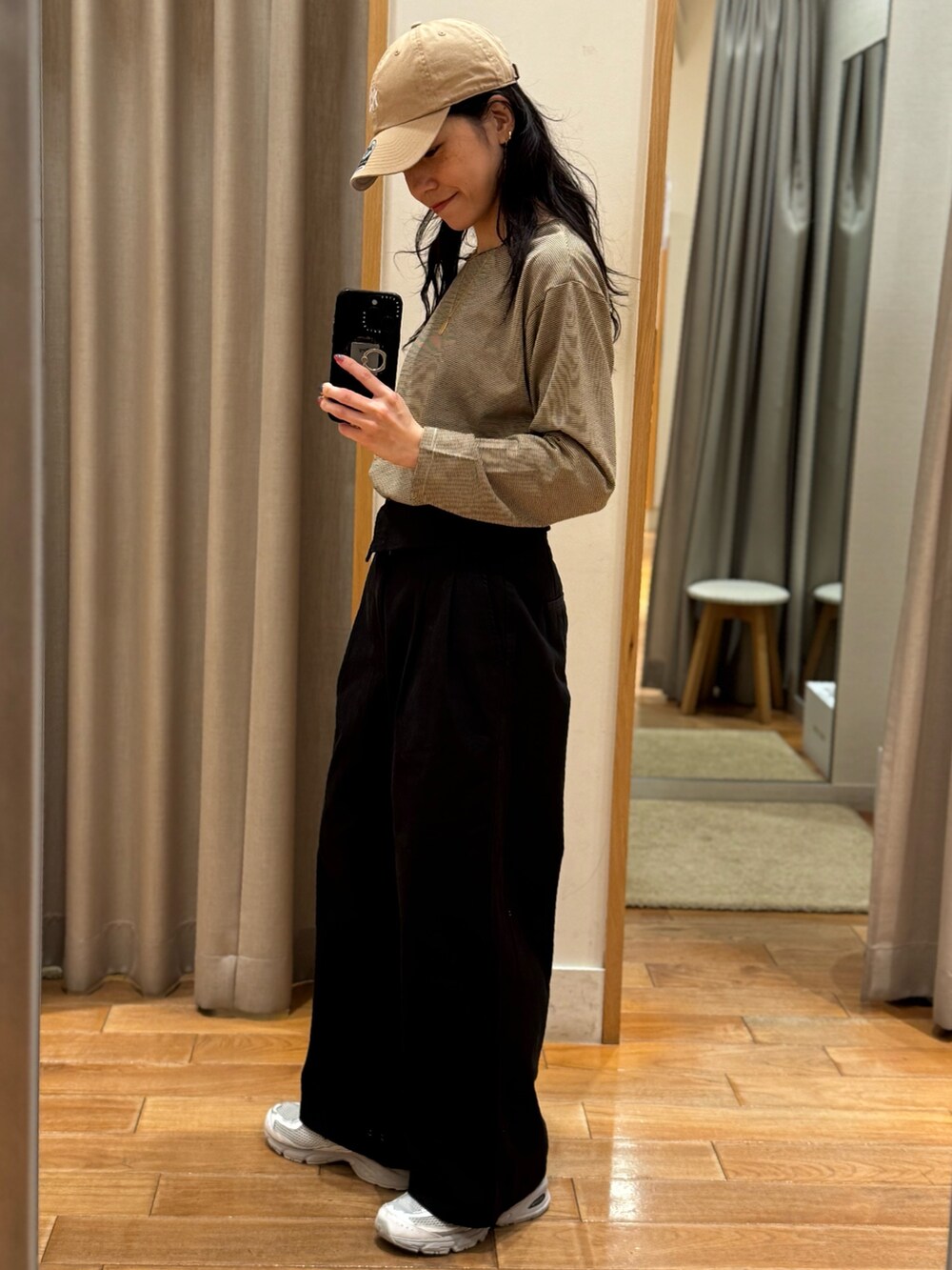 ホワイト系のTシャツ/カットソー、ブラック系のチノパンツを着用したレディースの秋コーディネートの6枚目の写真