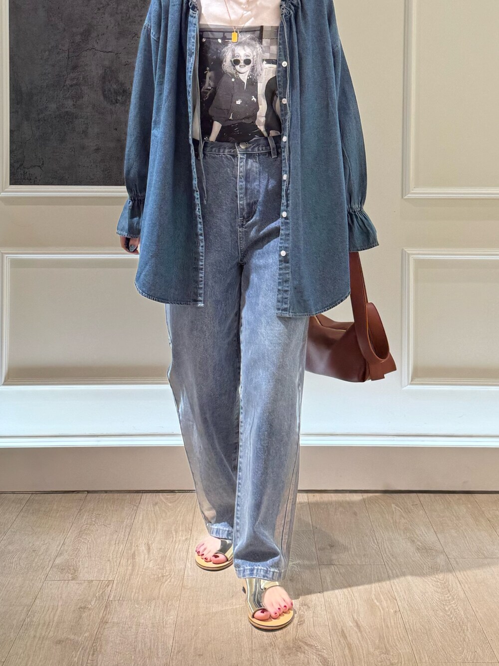 ブルー系のシャツ/ブラウス、ブルー系のデニムパンツ、シルバー系のサンダルを着用したレディースの夏コーディネートの3枚目の写真