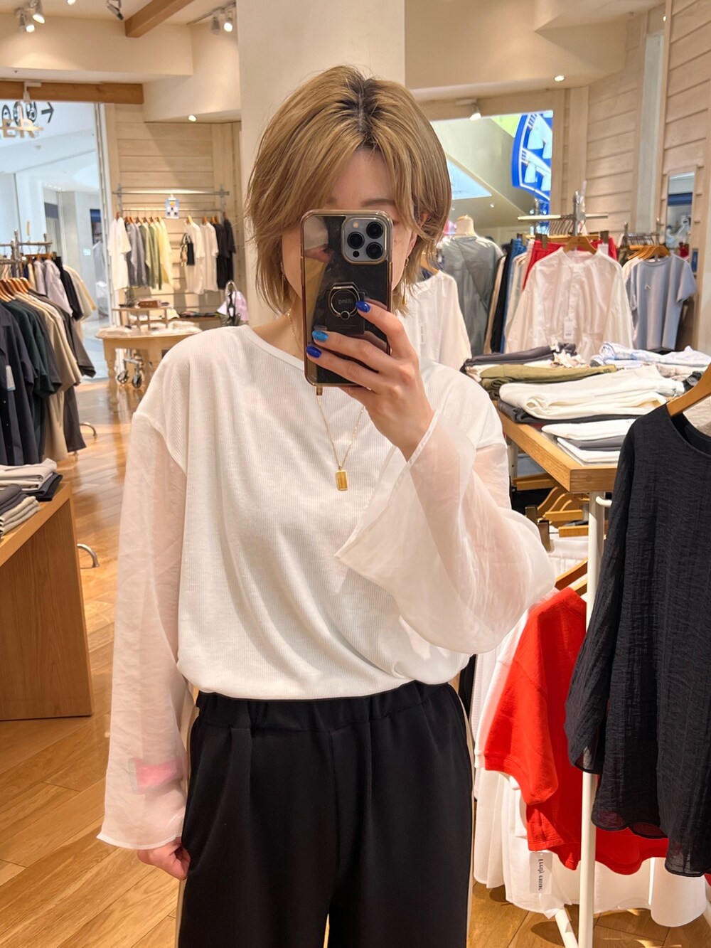 ホワイト系のTシャツ/カットソー、ブラック系のその他パンツ、ホワイト系のサンダルを着用したレディースの夏コーディネートの2枚目の写真