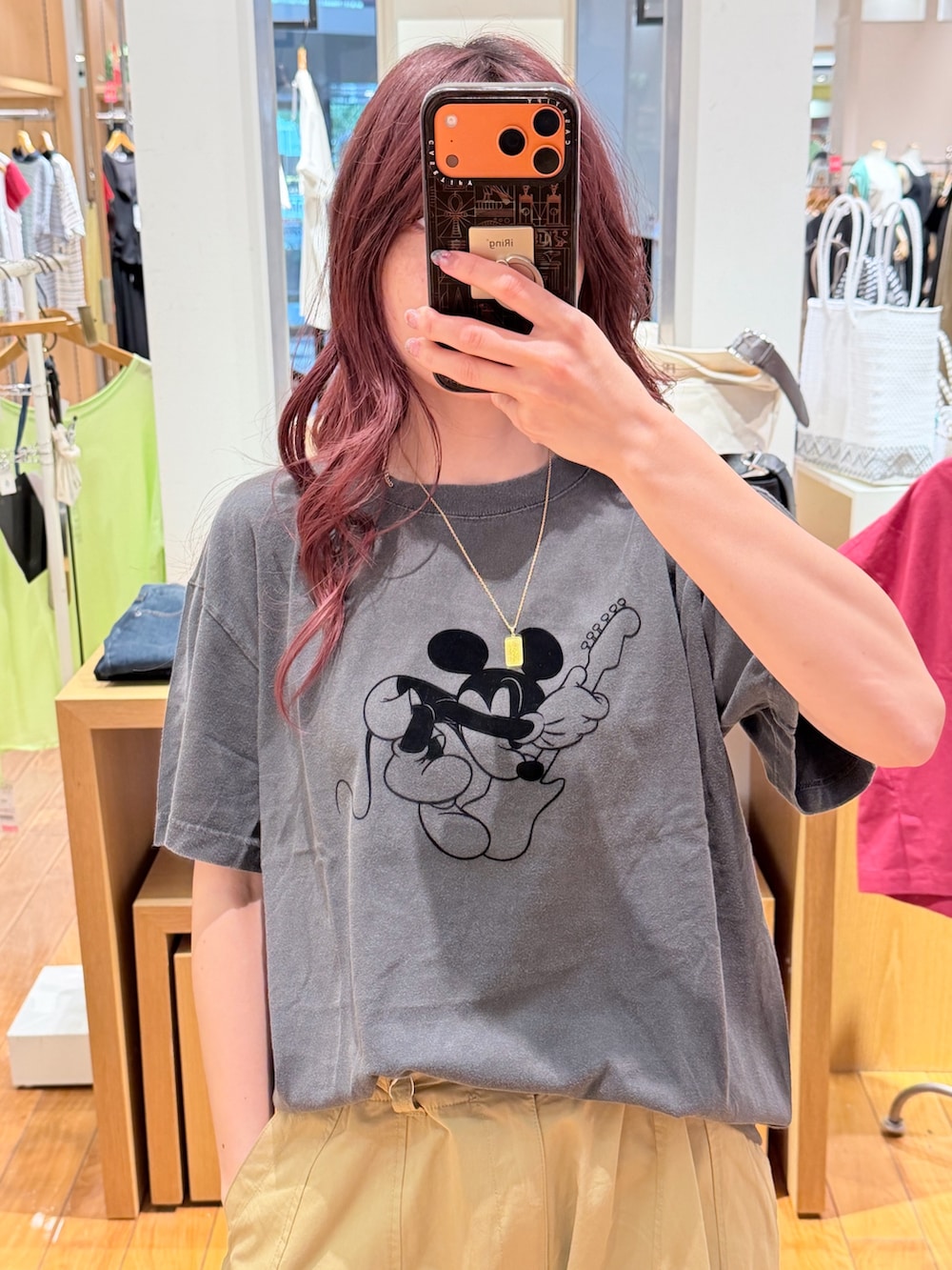 ベージュ系のその他パンツを着用したレディースの夏コーディネートの2枚目の写真